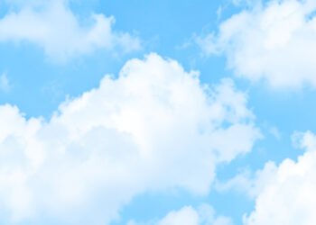 Cielo azul claro con nubes suaves - Fondos de Cielo Azul con