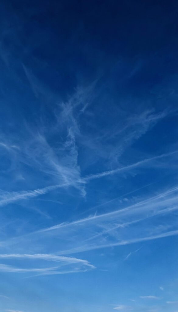 Azul profundo y nubes finas - Fondos de Cielo Azul con