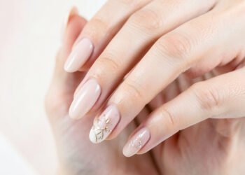 Clásico Blanco y Nude - uñas minimalistas elegantes