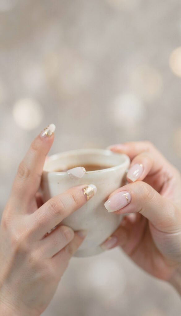 Detalles Dorados Sutiles - uñas minimalistas elegantes