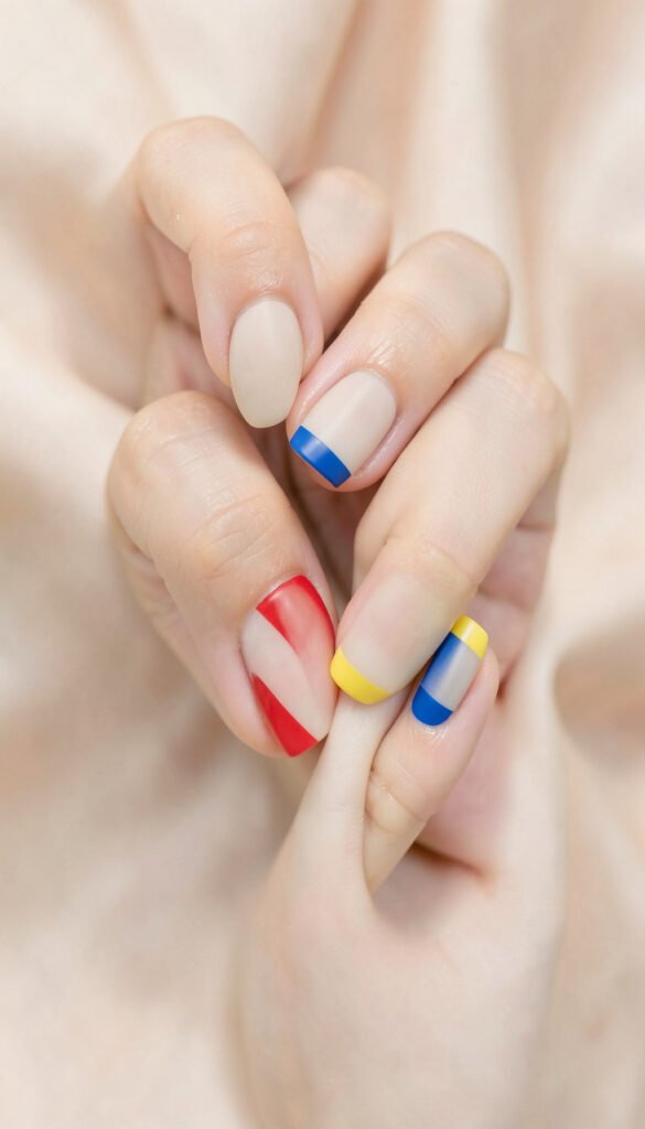 Toques de Color Vibrante - uñas minimalistas elegantes