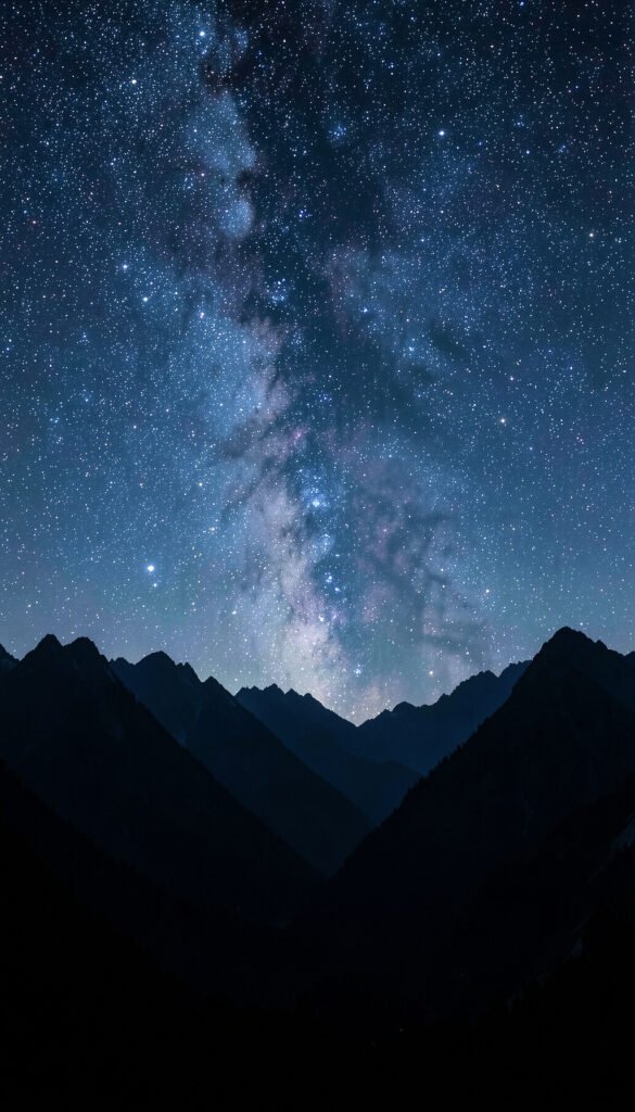 Montañas Bajo las Estrellas - Fondos Aesthetic de Noche y